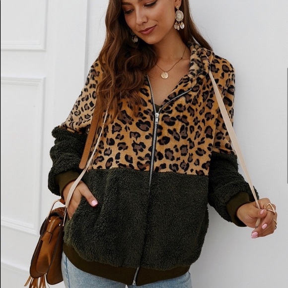 New! Clearance 🔥 Dark Green Leopard Sherpa Hoodie with pockets - Picture 4 of 6